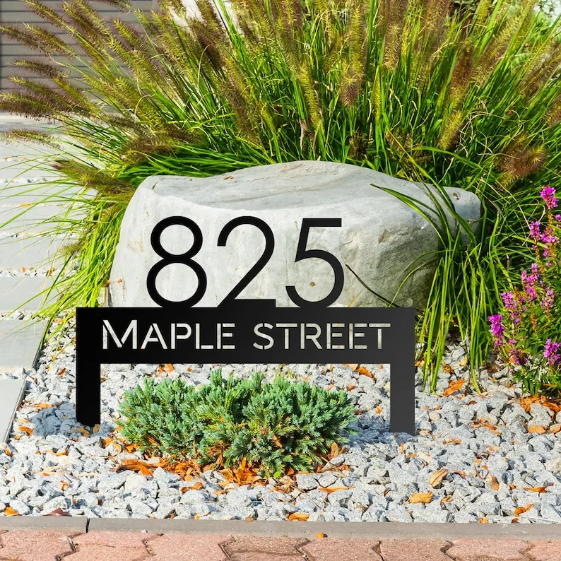 

Современная металлическая табличка с номером дома на колышках: индивидуальный адрес