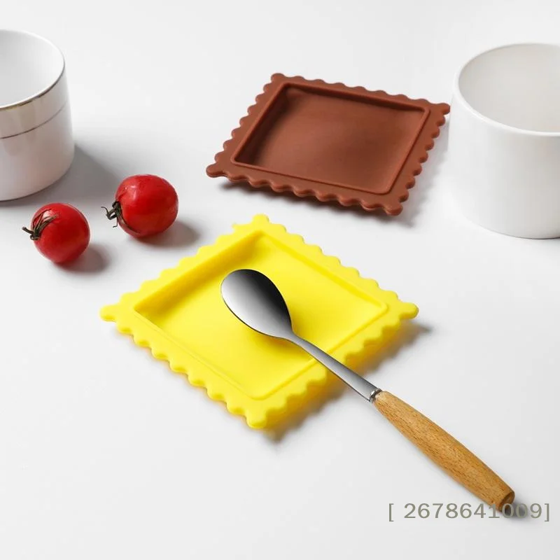 ⚑1pc Cartoon Biscuit-Shaped Soup Spoon Rest - Heat Insulating And Anti-Scalding Silicone Mat For Kitchen Gadgets