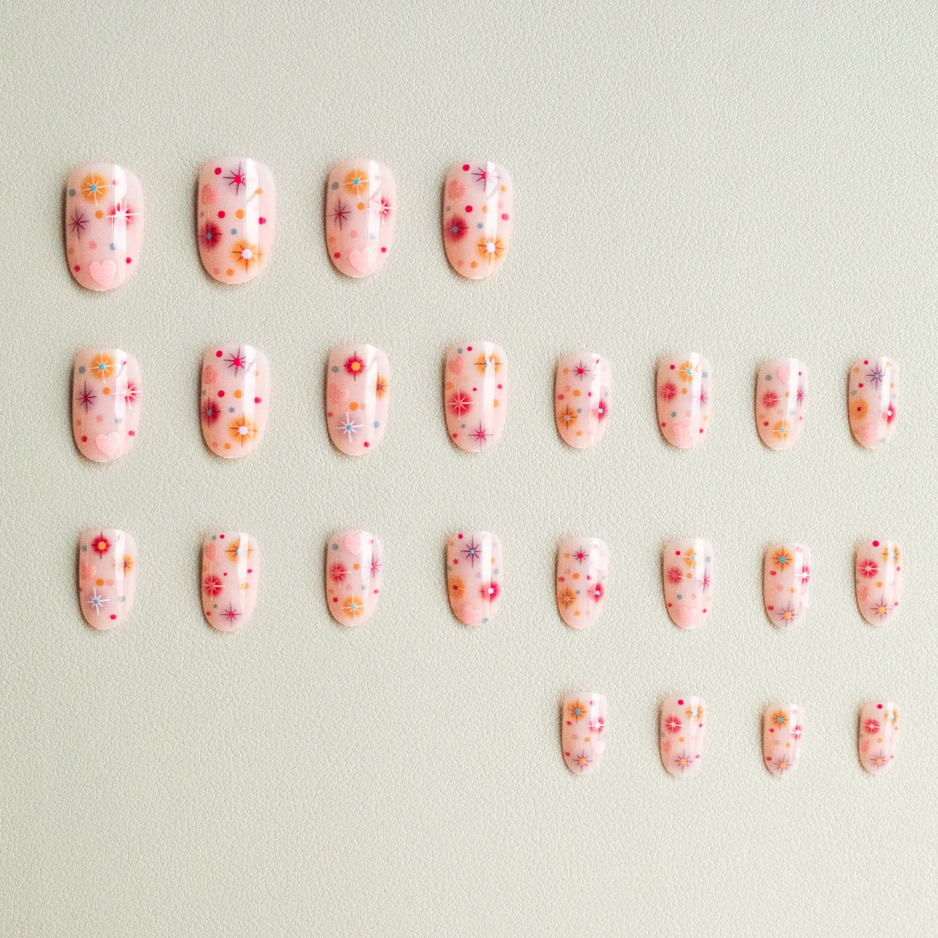 24PCS short almond Press On Nail Art Inspiration Low Saturation Base Color Childish Star Love design Sweet Cute False Nails 일본네일