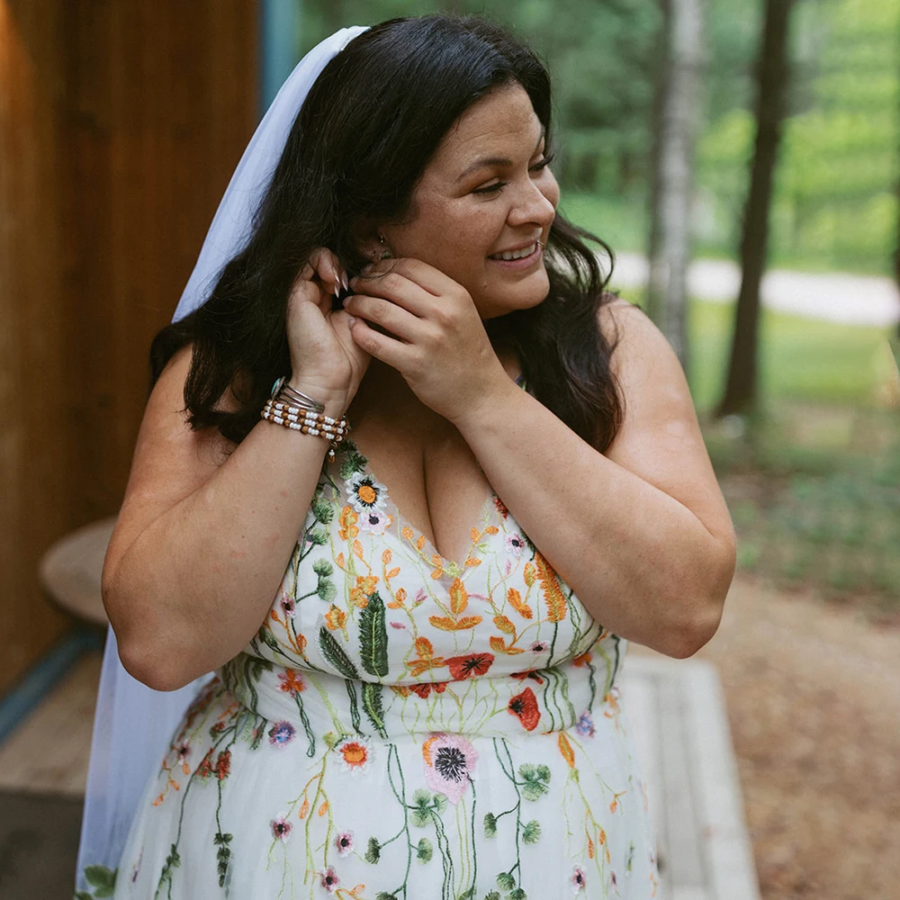 刺繍カラフルなブライダルドレスノースリーブ V ネックオープンバックブラシトレイン特大カスタマイズされた私奔結婚式の花のドレス