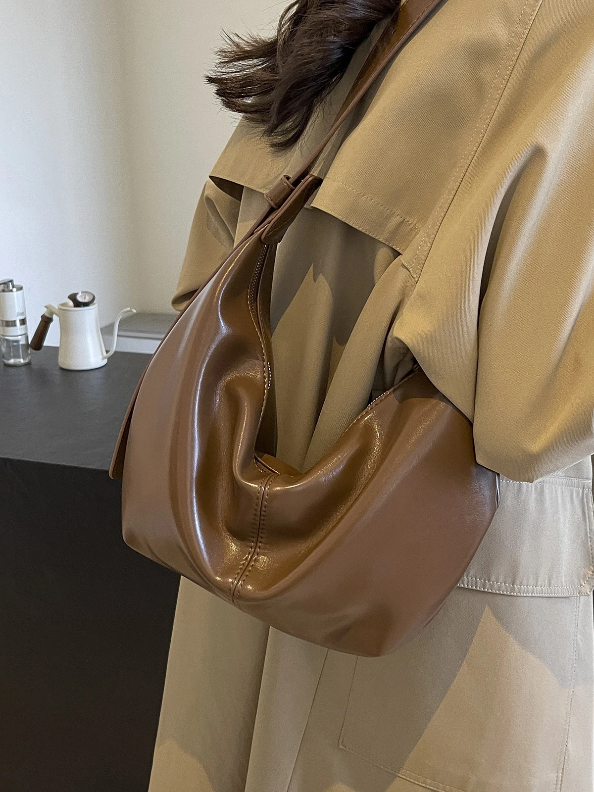 High-grade retro small bag women 2024 new autumn/winter popular messenger bag work one-shoulder underarm bag