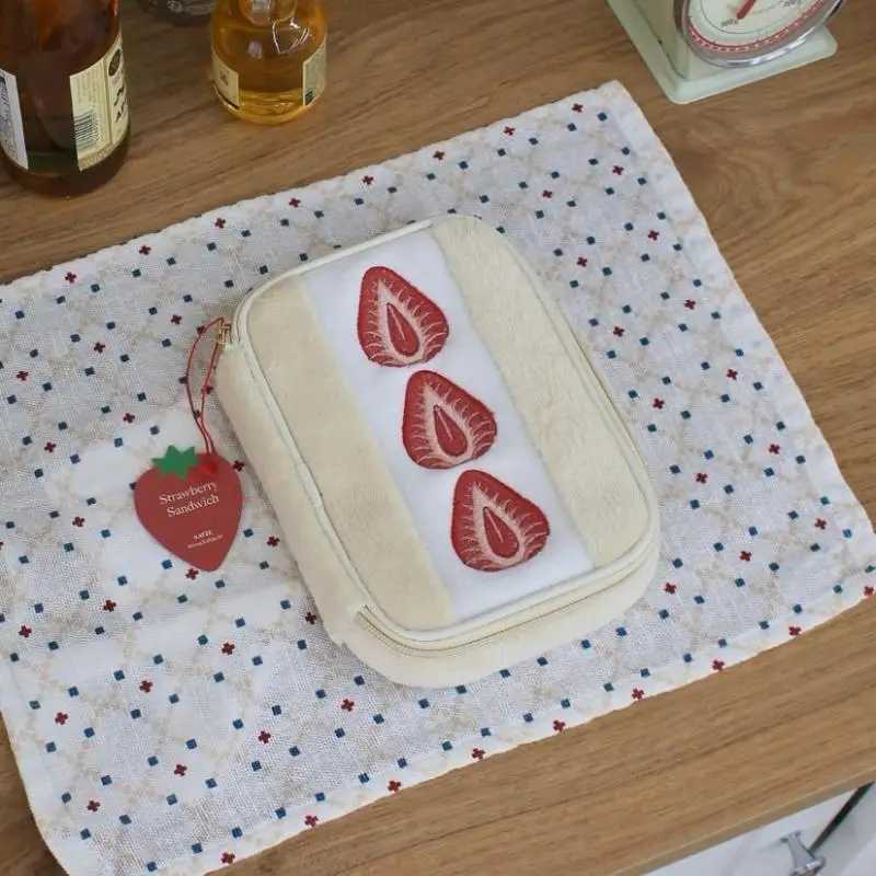 1 قطعة مقلمة الفراولة المطرزة لطيف المحمولة القرطاسية صندوق القلم متعدد الوظائف سعة كبيرة حقيبة مستحضرات تجميل حقيبة التخزين