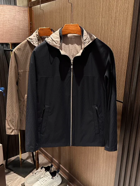 

Универсальная мужская куртка 3-в-1 с отстегивающимся капюшоном, весенняя новинка 2026 года, двусторонняя, из высококачественного полиэстера/нейлона.