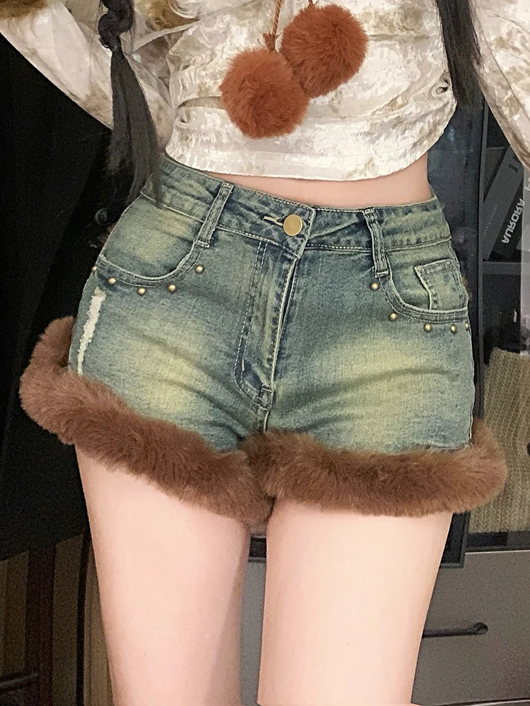 SHENGPALAE Spliced Fuax Fur Shorts For Women Vintage Style High Waist Slim Pockets New 2024 Niche Design Female Trousers 5G222