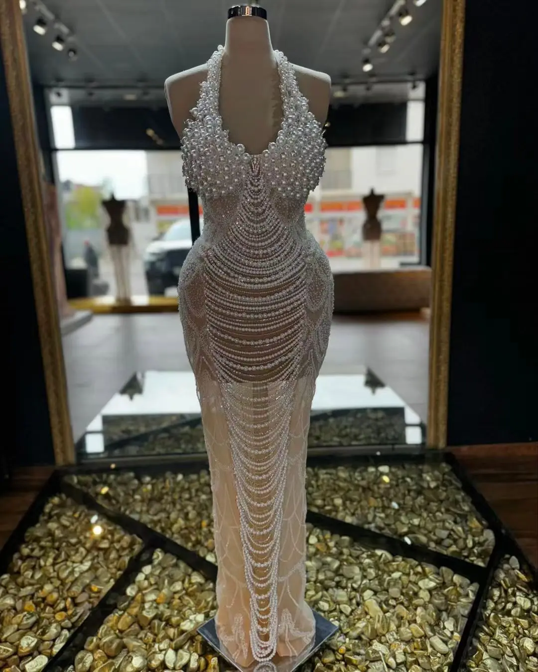 Dames beige mouwloze halterjurk met kralen, halterhalslijn met parelschaal en doorschijnende zeemeerminsleep, luxe avondgalajurk ​