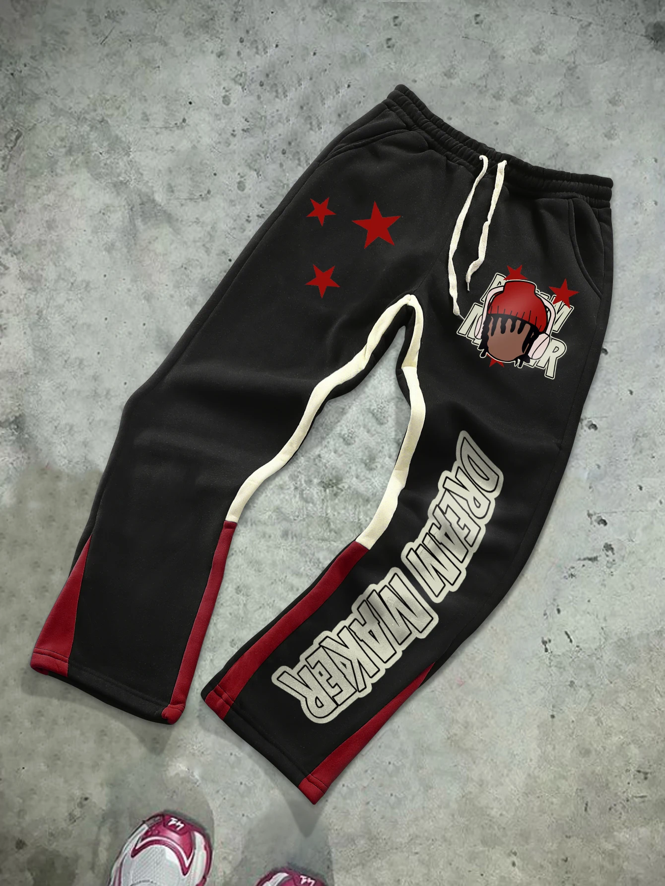 

Мужские модные спортивные штаны в уличном стиле с принтами звезд и символов. Эти спортивные штаны идеально сочетаются в уличной моде с тенденцией.