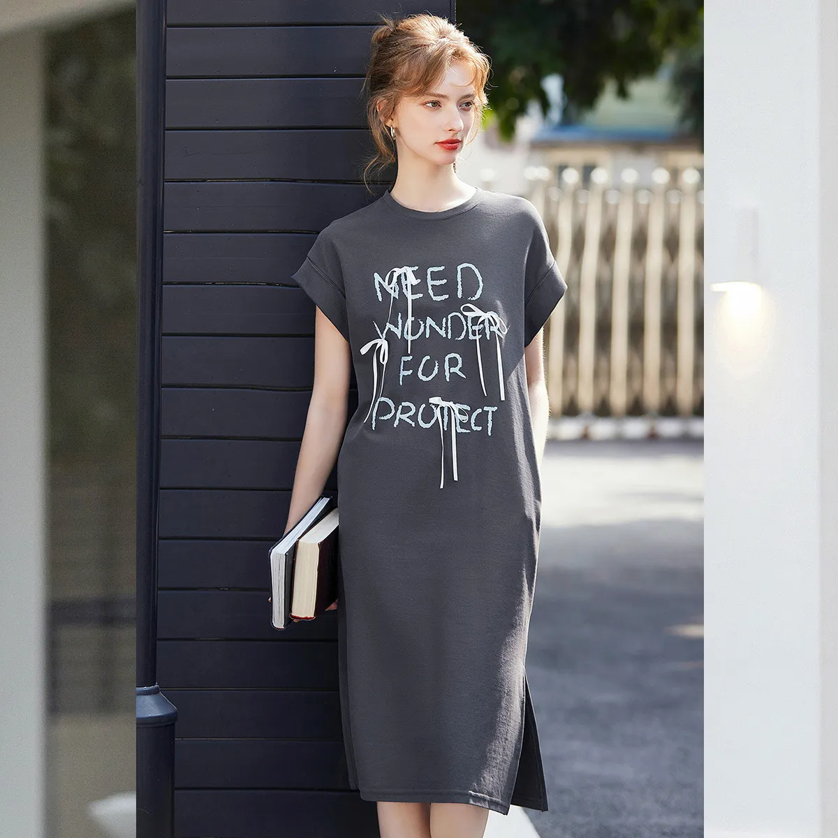 LOUIS YAO 2025 الصيف مستقيم فضفاض سبليت تي شيرت تنورة عادية موضة الجولة الرقبة المطبوعة القوس فستان طويل