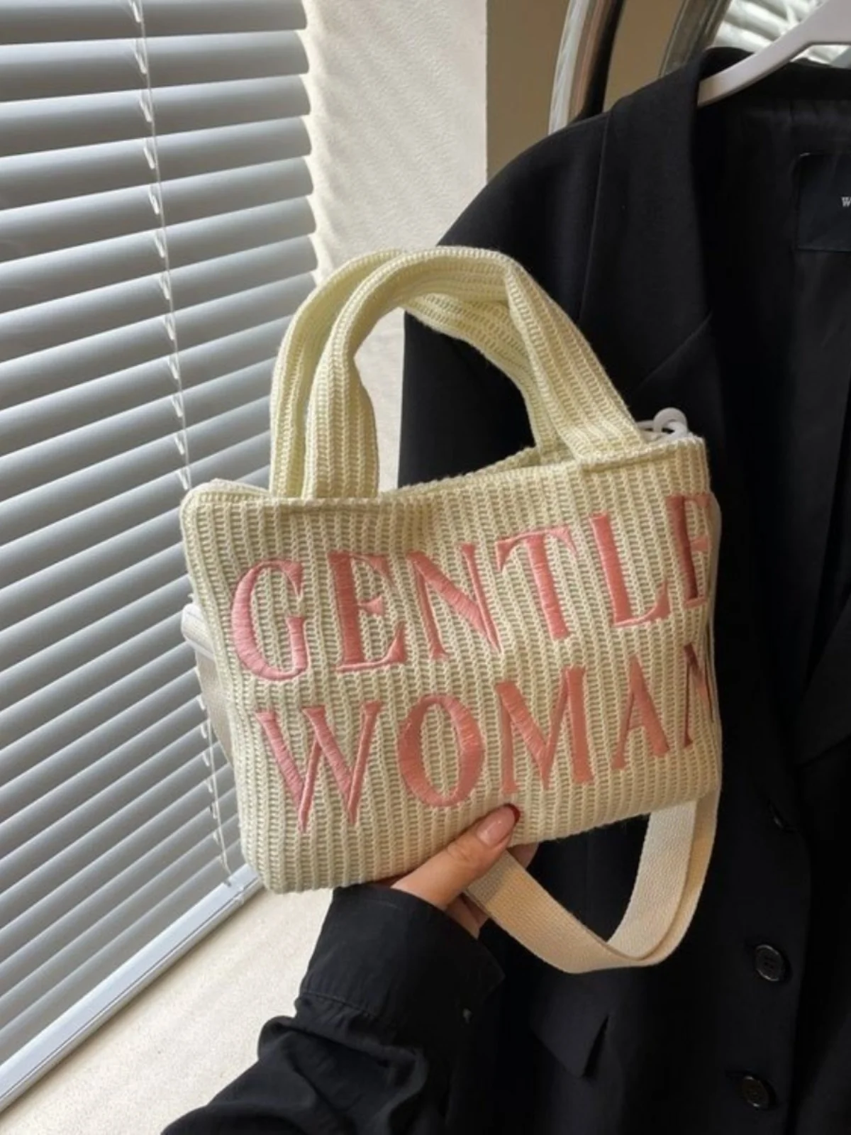 bolsa-de-ombro-casual-fena-de-trico-com-bordado-de-letras-e-blocos-de-cores-nova-colecao-2024-tendencia-para-o-dia-a-dia