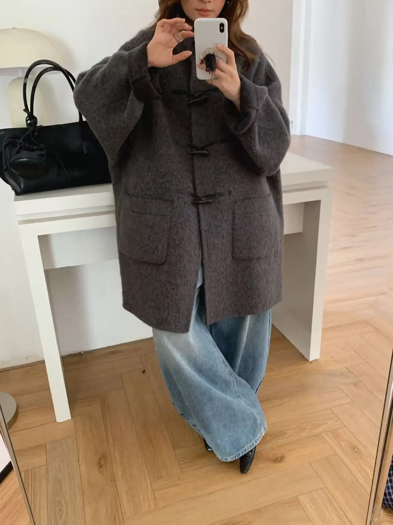 เสื้อโค้ทขนสัตว์สองด้านแบบใหม่สำหรับผู้หญิง คอตั้ง ทรงหลวม ความยาวปานกลาง ติดกระดุมเขาสัตว์ สไตล์ลำลอง สีพื้น