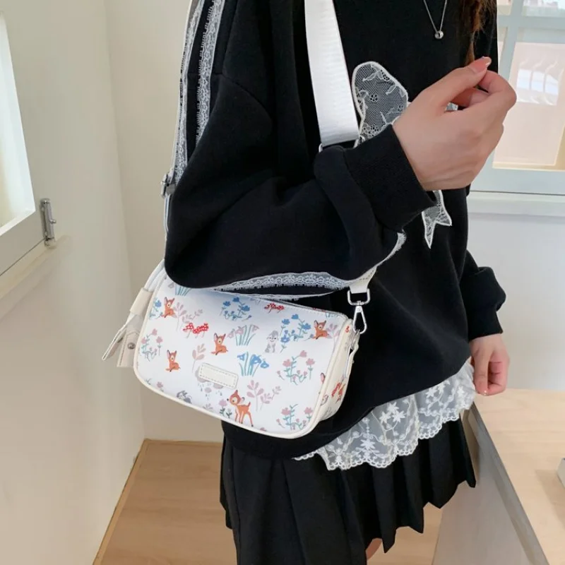 

Classic Solid Color Commuter Bag For Women With Paris Fashion Influence Leather Detail And Functional Design