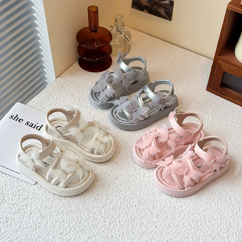 

Лето 2023, новые детские римские шлепанцы на мягкой подошве для девочек, стильные принцессы и пляжная обувь для детей среднего и старшего возраста.