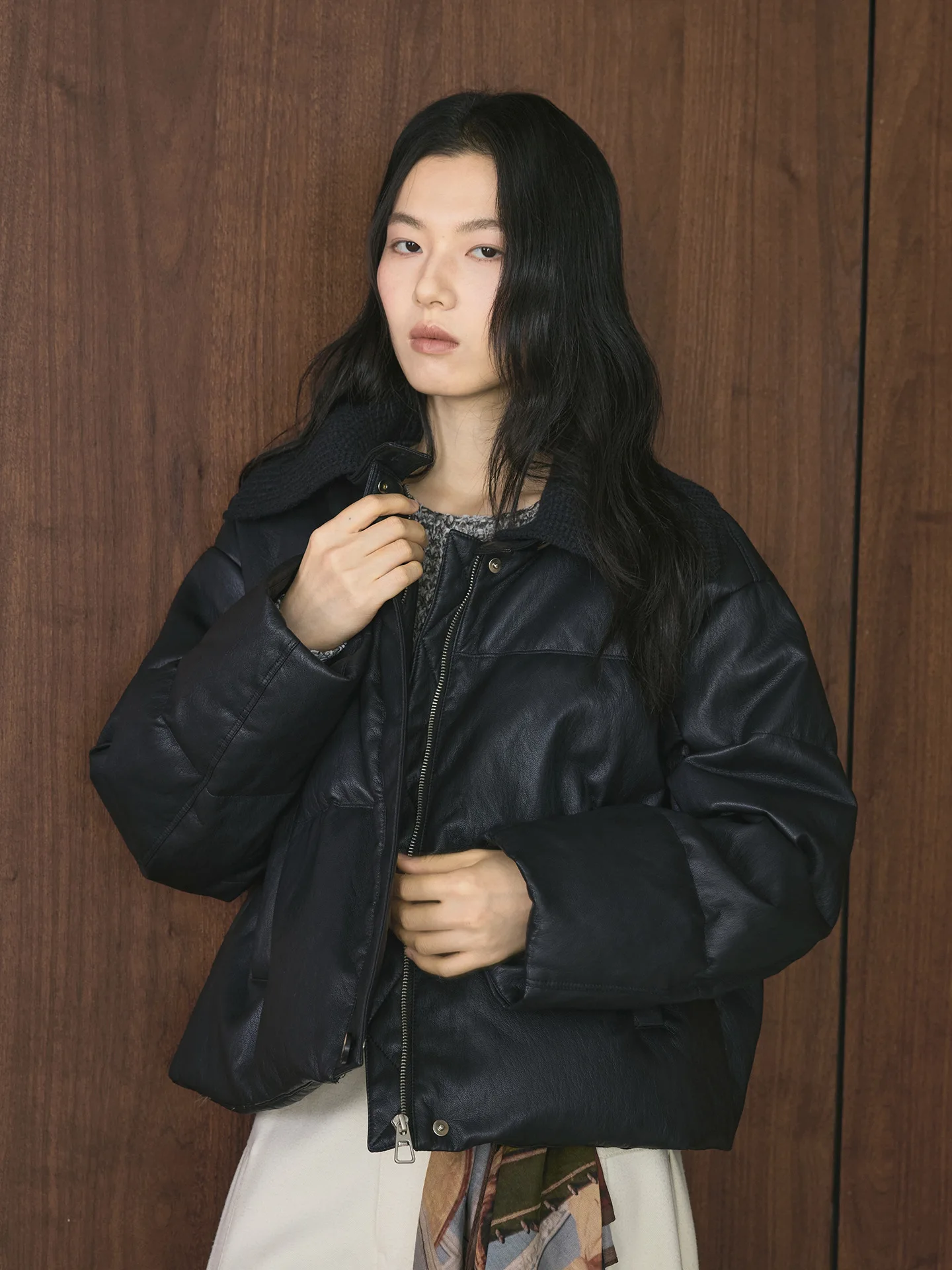 Winter neue koreanische Art modische Revers Spleißen PU-Leder weiße Entendaunen Daunenjacke, bequeme und warme Jacke für Frauen