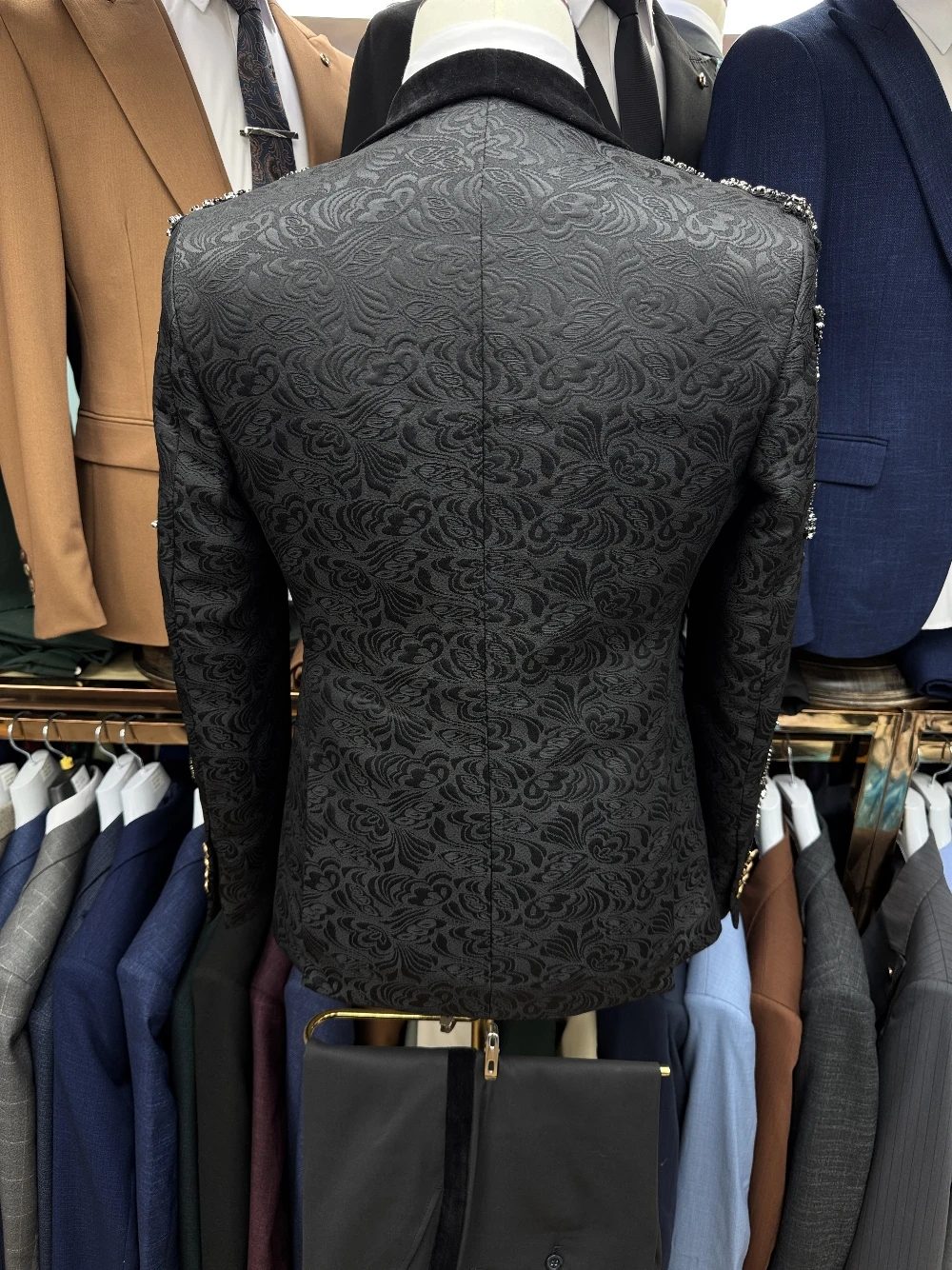 Unique Jacquard Beaded Tuxedo Chic Velvet Collar Luxurious Men's Suit Three Pieces Dancing Set Fashionable Shawl Lapel For Groom