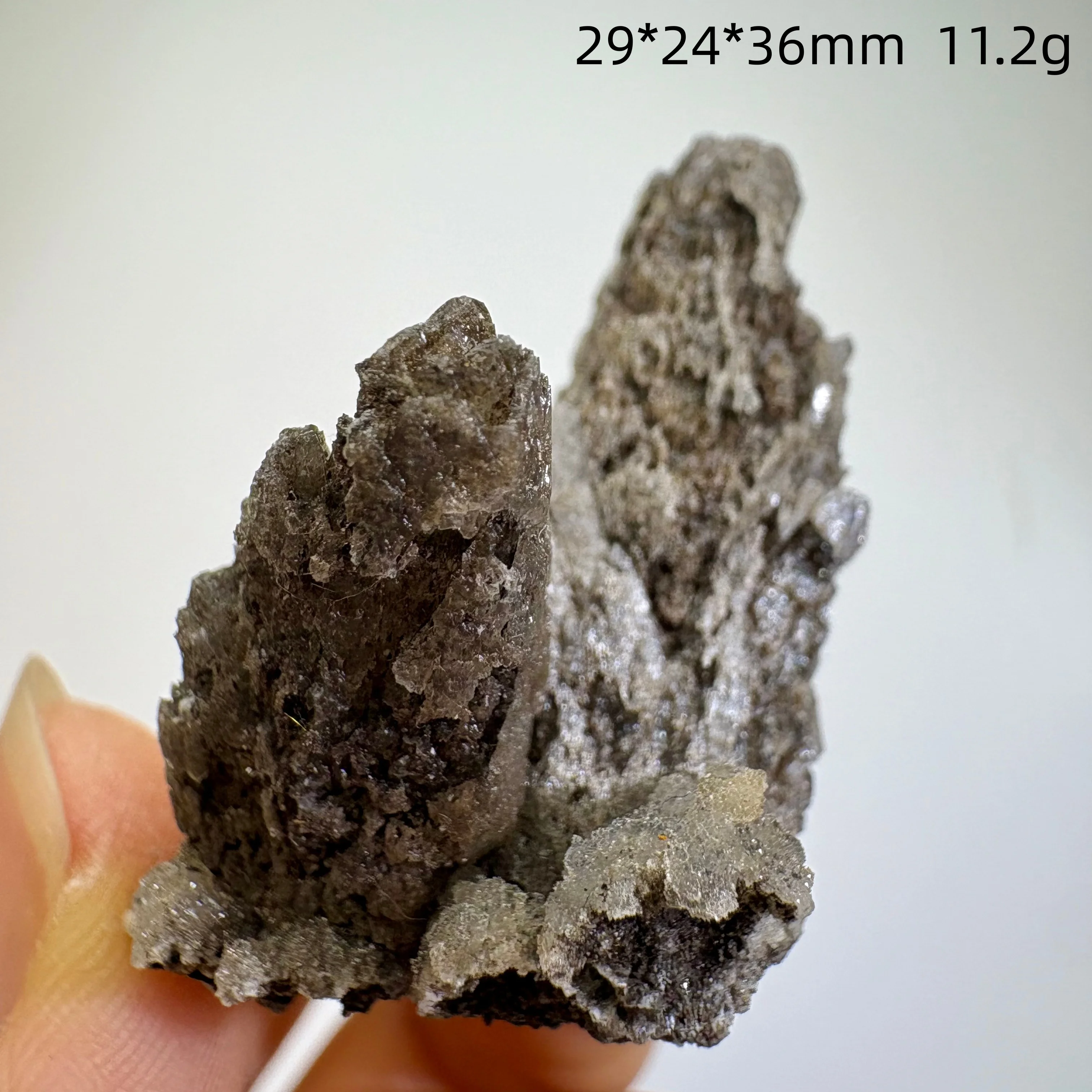 Natural stone, Hebei black feather, crystal cave mineral specimens, quartz clusters, raw stone decoration, unprocessed polished