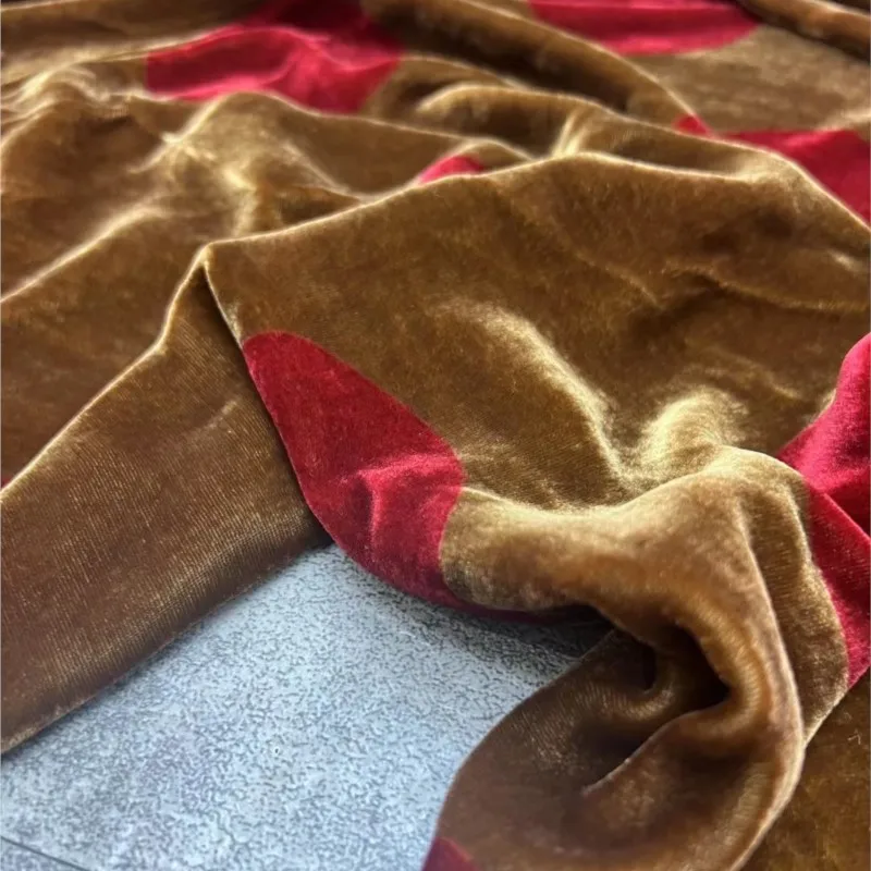 Nuevo tejido estampado de seda y terciopelo para un elegante vestido de traje.