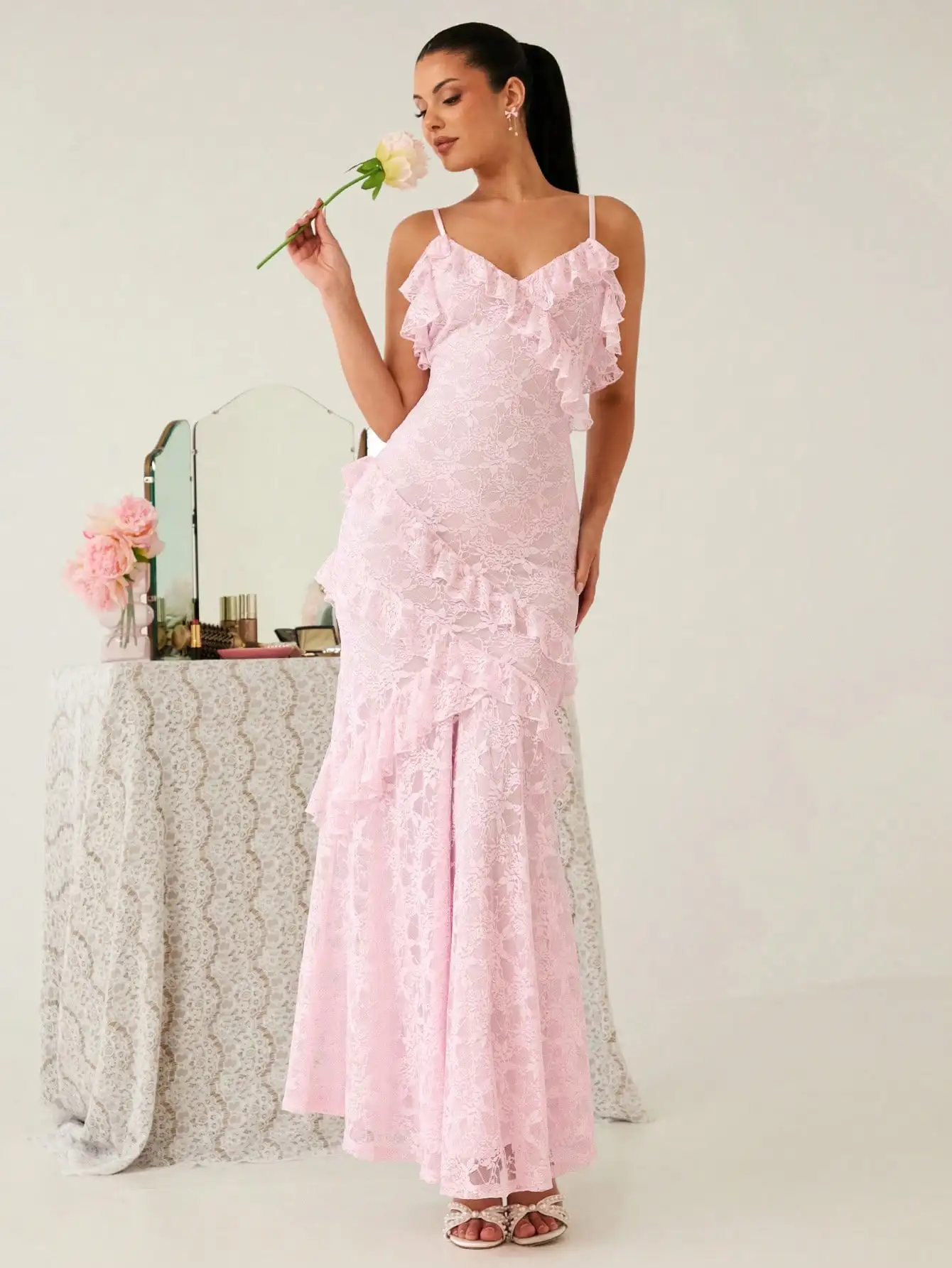 

Пастельно-розовое кружевное платье-русалка макси с рюшами и тонкими бретелями