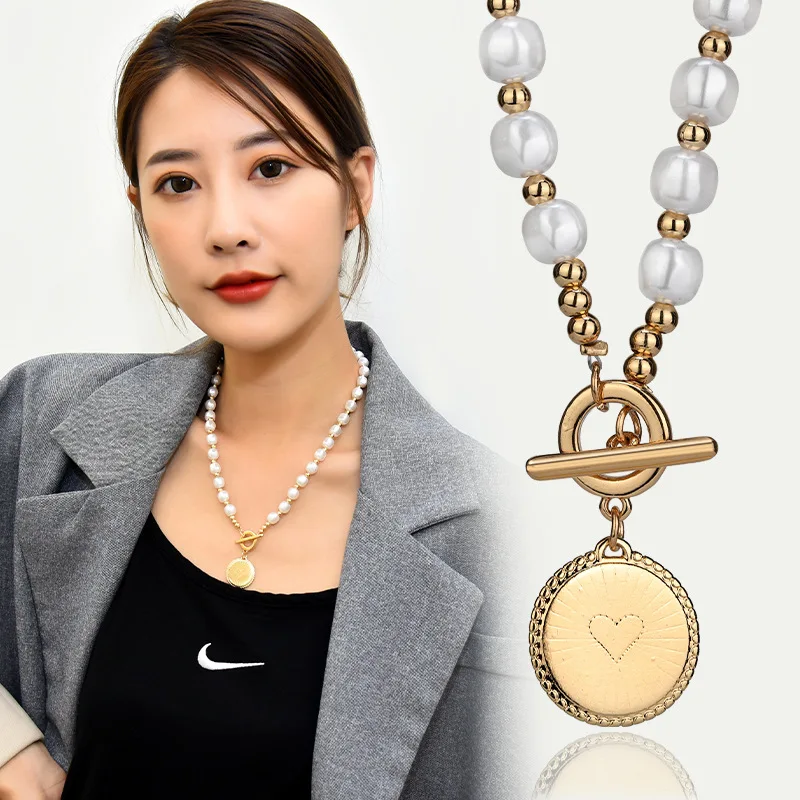 Novo colar de aço de titânio emendado em forma de coração com placa redonda para acessório de corrente de suéter curto