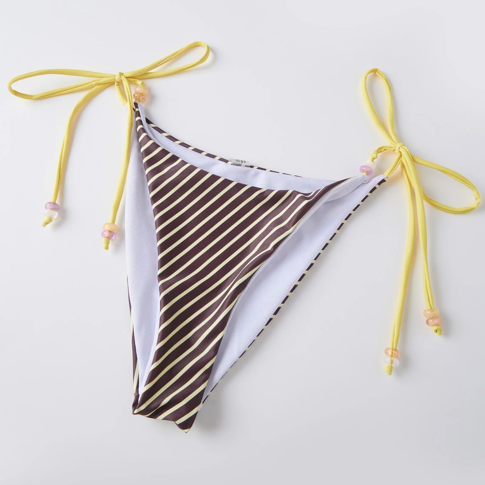 

Женский пляжный комплект бикини: топ-треугольник в полоску с пэчворком и бусинами, трусики-стринги с завязками сбоку