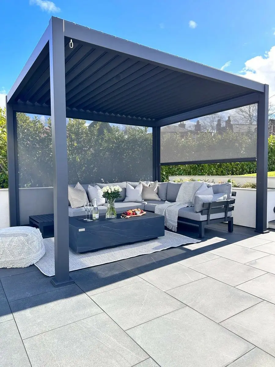 

Усиленная антикоррозийная алюминиевая пергола с жалюзийной крышей, моторизованным раздвижным навесом и беседкой для парковки автомобилей и уличной кухни