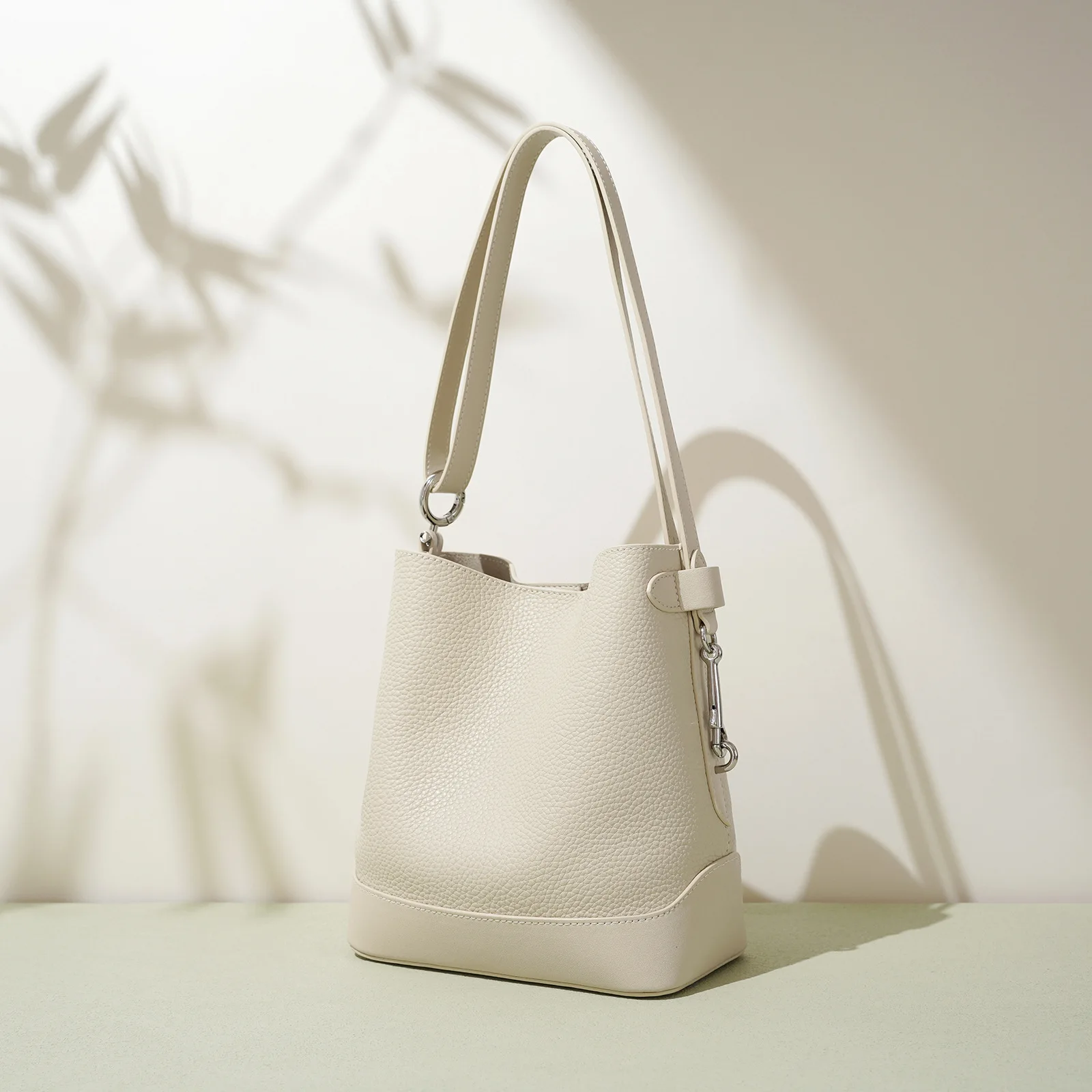 

Genuine Leather Commuter Shoulder Bag Simple Ladies Soft Cowhide Tote Shoulder Handbag Large Capacity Women Bucket Bag 2025 New