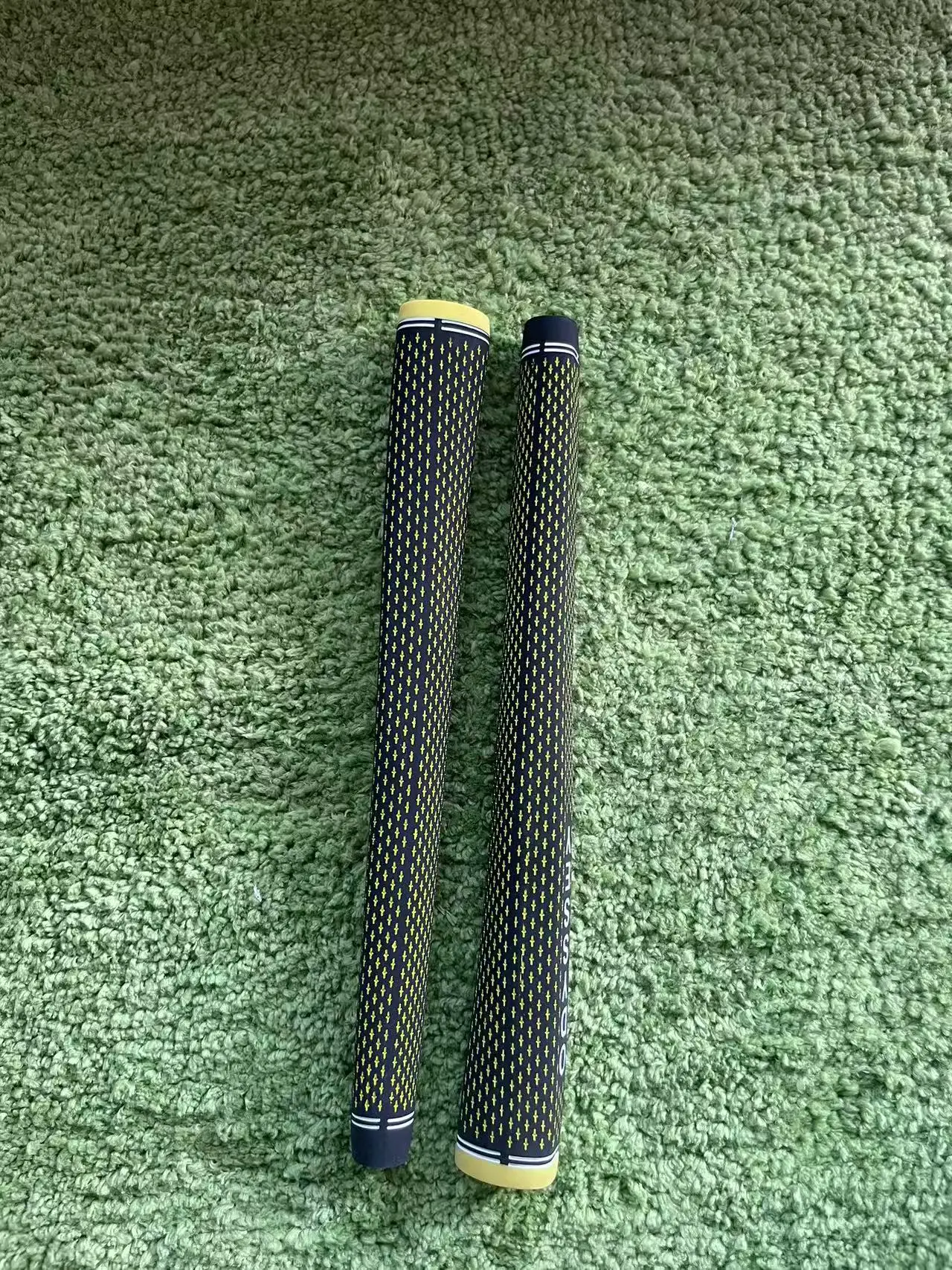 مخزون جاهز قطعة واحدة من مقبض مضرب الجولف مادة مطاطية لون أصفر