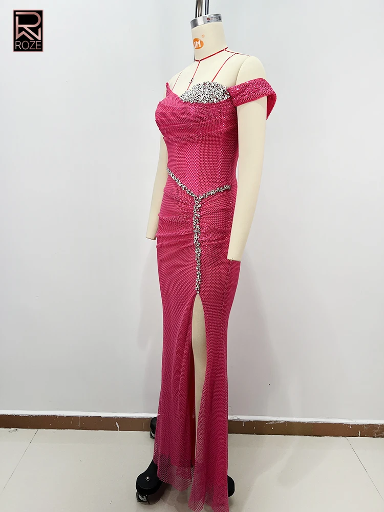 ชุดราตรีสีชมพูบานเย็นแบบเปิดไหล่ ประดับคริสตัลและดีเทลผ่าสูง สำหรับงานปาร์ตี้หรืองานพรอม