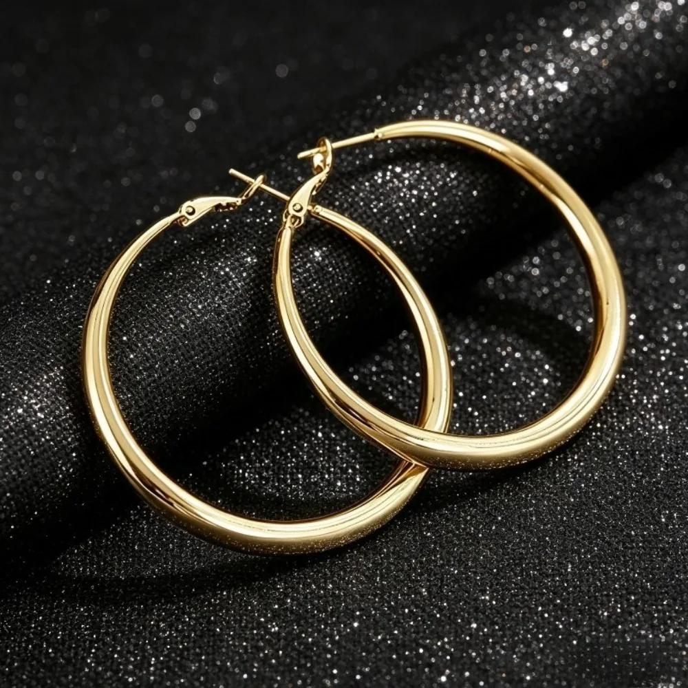 2 grandes boucles d'oreilles minimalistes au design luxueux et élégant, avec un design géométrique classique haut de gamme, disponibles en or et en argent, offrant un look élégant et simple qui rehausse votre tempérament. Ils sont parfaits pour les trajets au travail, les rendez-vous romantiques, les mariages, les fêtes et diverses occasions. Ils sont polyvalents pour un usage quotidien et sont un excellent choix pour les célébrations de vacances, les cadeaux d'anniversaire et comme des boucles d'oreilles féminines exquises et luxueuses.
