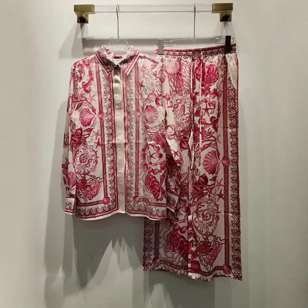 

Повседневный комплект из 2 предметов: женский костюм в ретро-стиле с флокированным принтом, рубашка с отложным воротником и длинными рукавами, брюки с широкими штанинами и средней посадкой