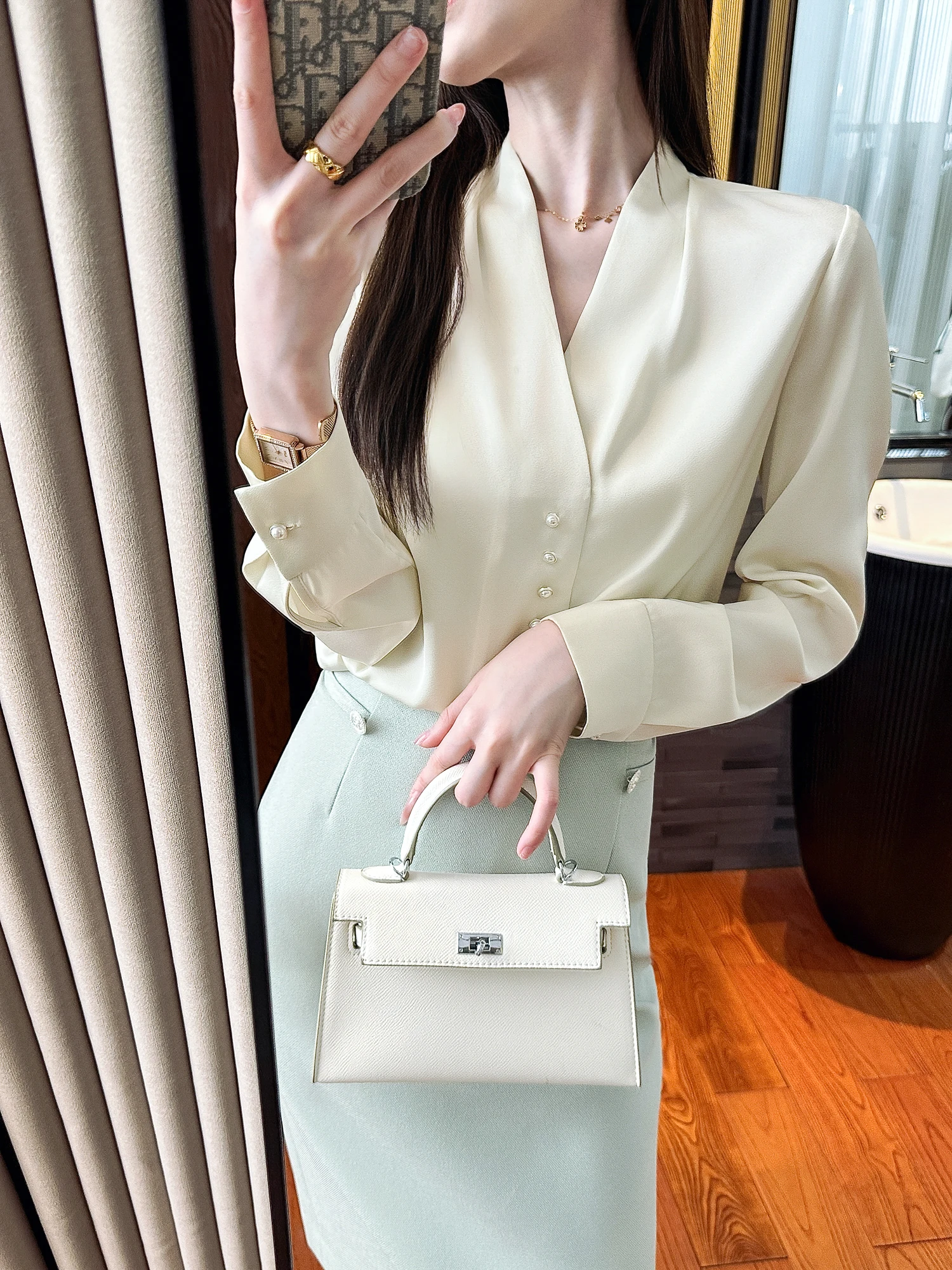 

Элегантная атласная блузка с V-образным вырезом, модная, для офиса, цвета мандарина, создающая нежную атмосферу, приталенная, с длинным рукавом, для деловых женщин.