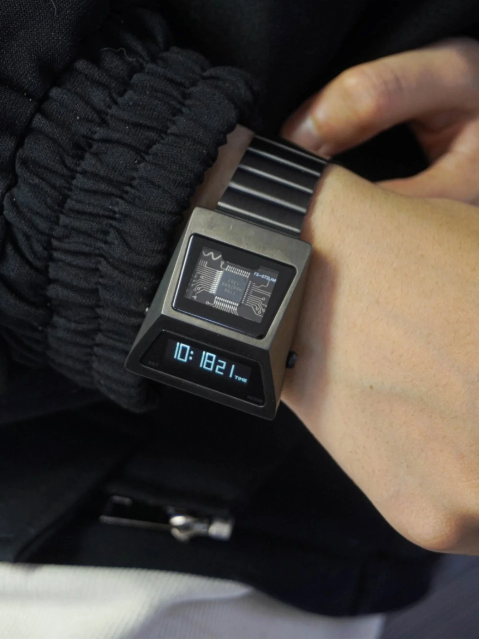 BENLYDESIGN Computron ساعة للرجال شاشة OLED بالطاقة الشمسية ساعة رقمية للرجال رفع إلى الاستيقاظ شاشة ساعة Cyberpunk ستانلس S3000-C
