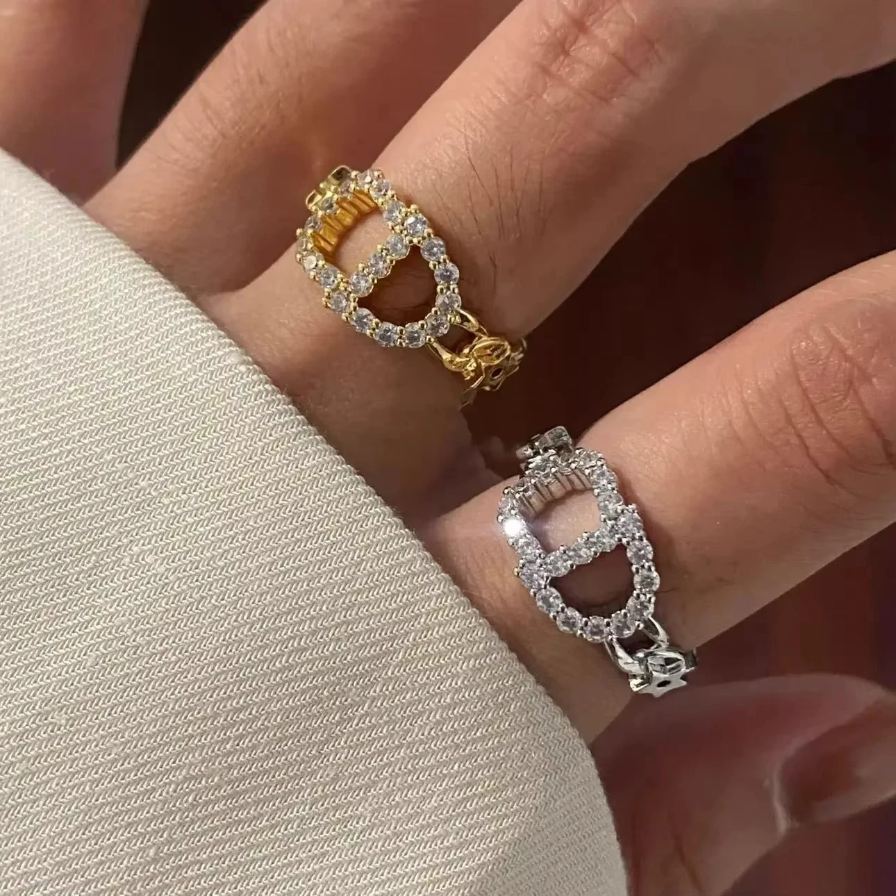 El anillo coreano simple de nariz de cerdo es un lujo versátil, simple y liviano con un ligero ajuste de circonio.