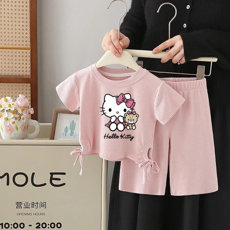 

Летний комплект одежды Hello Kitty для маленьких девочек, детские милые розовые футболки с короткими рукавами с героями мультфильмов, топ и широкие шорты, детская одежда из 2 предметов
