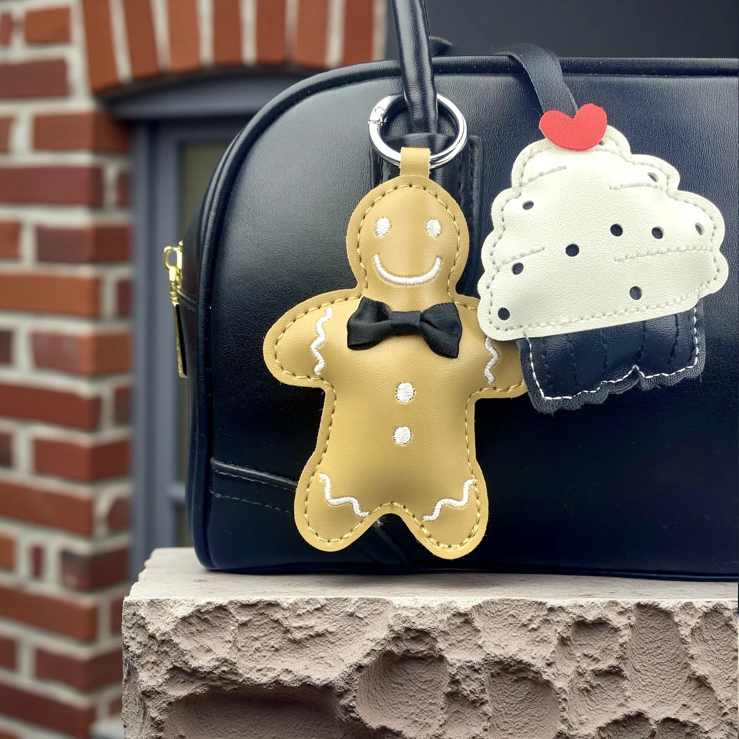 พวงกุญแจ/จี้กระเป๋าหนัง PU รูปขนมหวานจิ๋วสุดน่ารัก - ขนมปังขิง/คัพเค้ก/ครัวซองต์ - ของขวัญ/เครื่องประดับสุดพิเศษไม่ซ้ำใคร