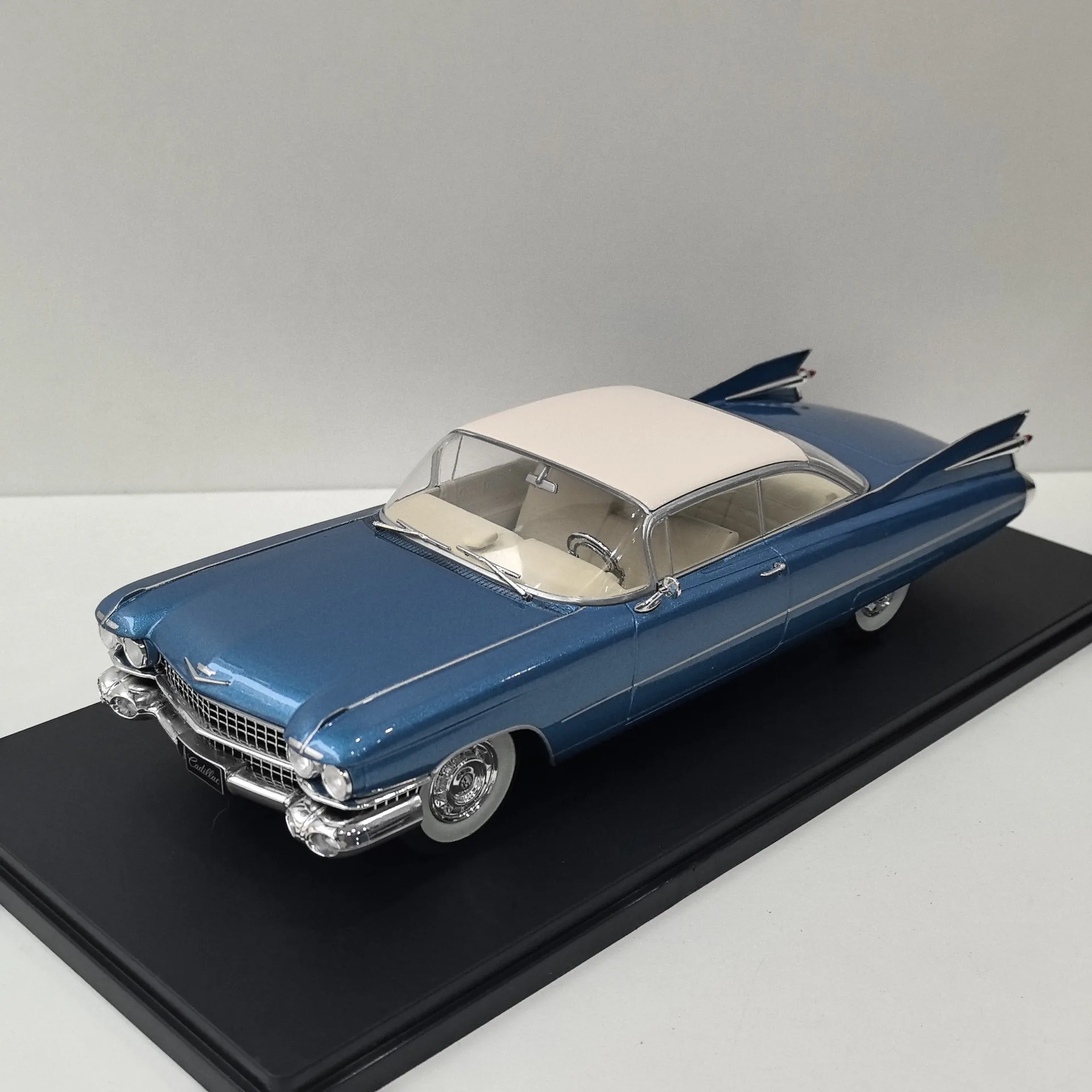 

Diecast WHITEBOX 1/24 Scale Cadillac Eldorado Alloy Car Model Collectible Toy Gift Souvenir Display Ornament
