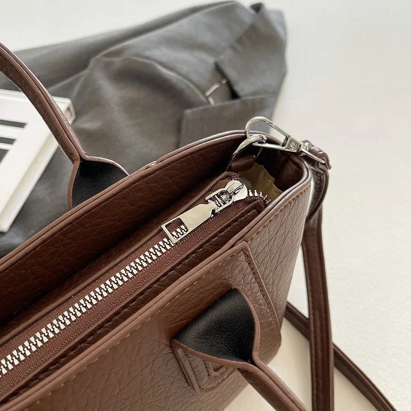 حقيبة دلو جديدة محمولة باليد لعام 2025 بسيطة وعصرية، وحقيبة كروس تحت الإبط وحقيبة كتف واحدة متخصصة