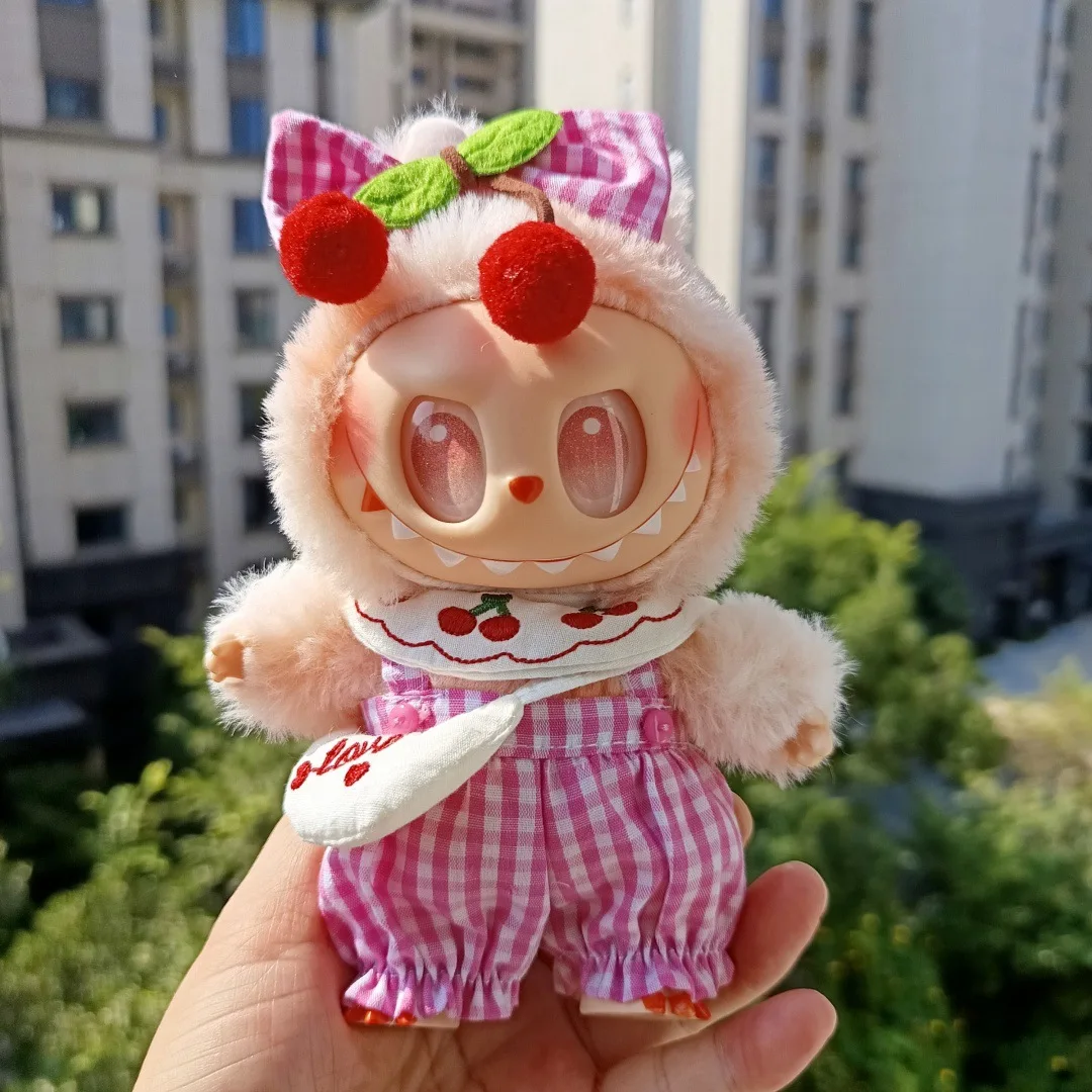 Ubranka dla lalek Labubu 15/17 cm z pierwszej do trzeciej generacji, urocze stroje w stylu wiśniowym z żółto-zielono-różowymi kostiumami w kratę i kokardą.