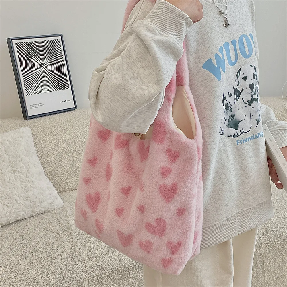 1Pc Fashion Women Heart Print Mini Shoulder Bag Women Winter Plush Armpit Bucket Bag Fluffy Tote Bag Small Purse Gift