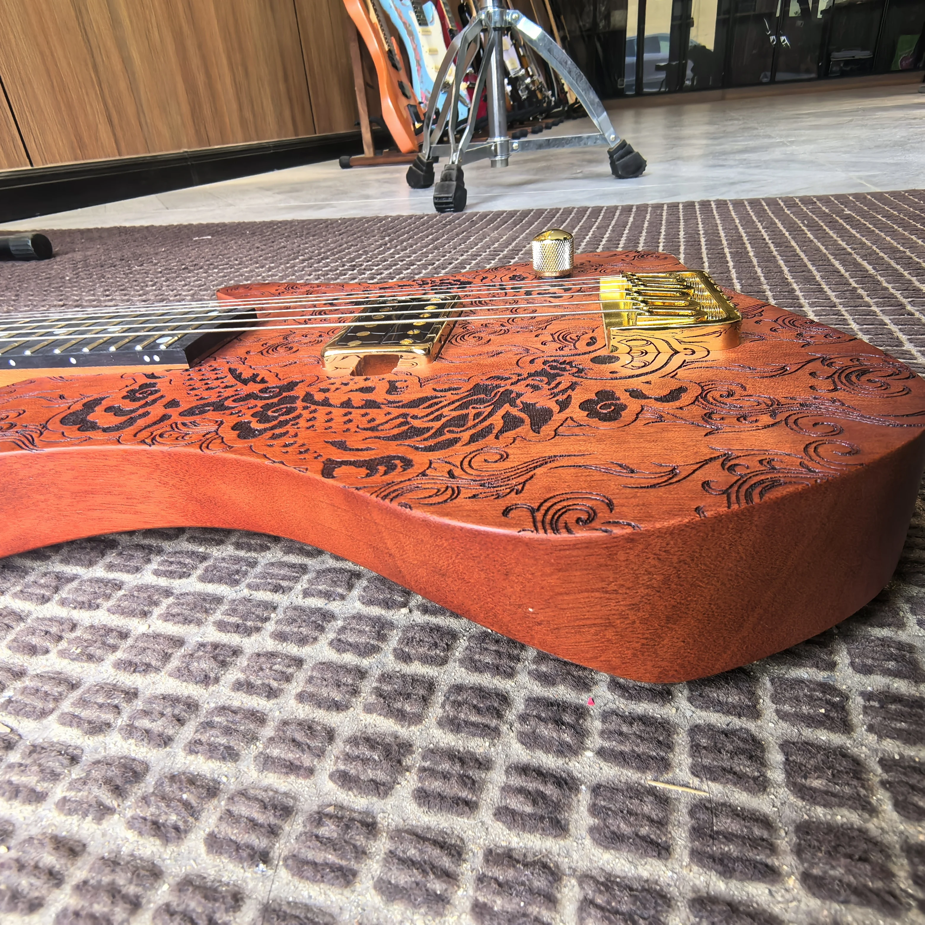 جيتار كهربائي مكون من 6 أوتار على الطراز العتيق بطول إجمالي 90 سم، ومسافة سلسلة 648 مم، وحقنات رأس مستديرة، وجسم من خشب الماهوجني، متوفر في المخزون.