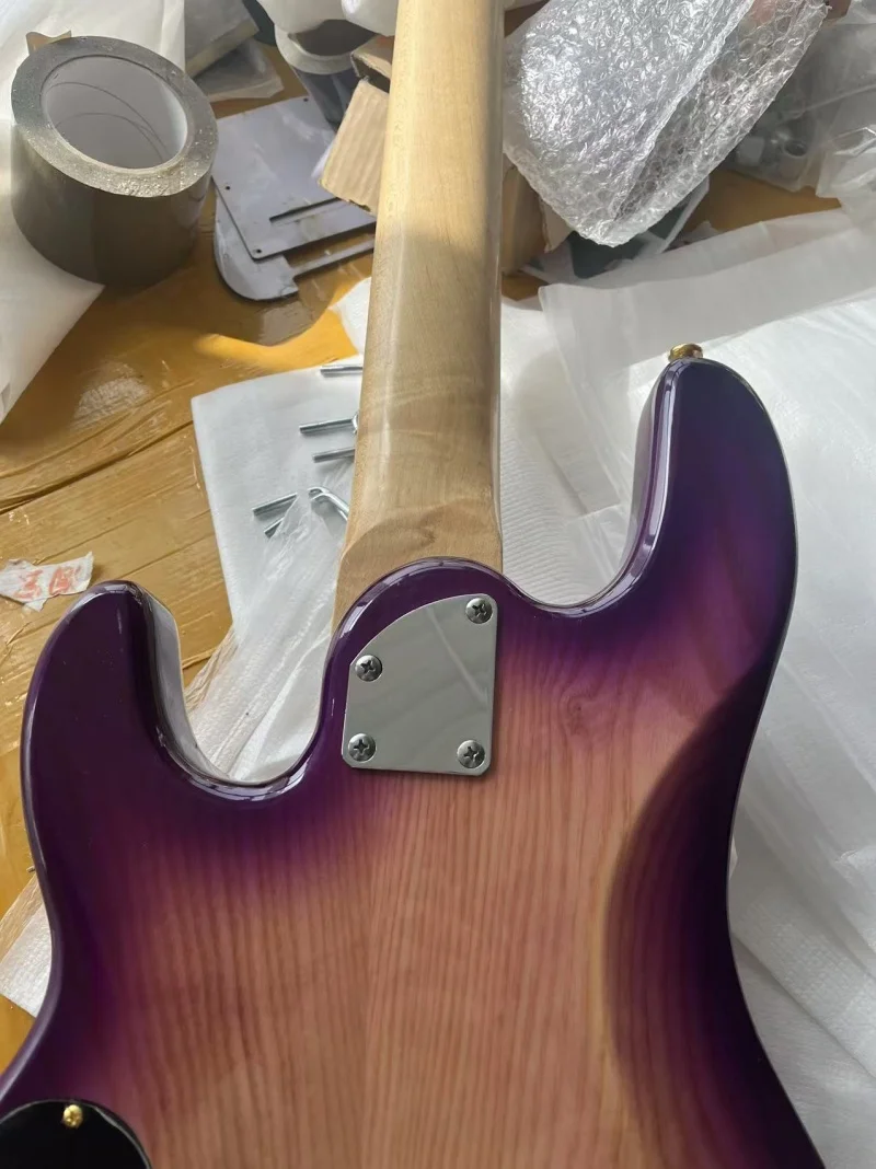 exports 5 string electric bass，Maple neck ，Ash body attached to flame maple top，Gold hardware，Active electronics，Free delivery view 3