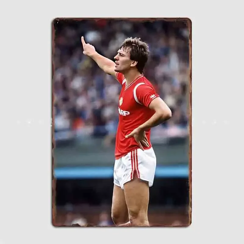 

Soccer Player in Action Football Player Retro Posters Metal Poster Pub Sign Garage Bar Indoor Wall Room Decoration Home Decor