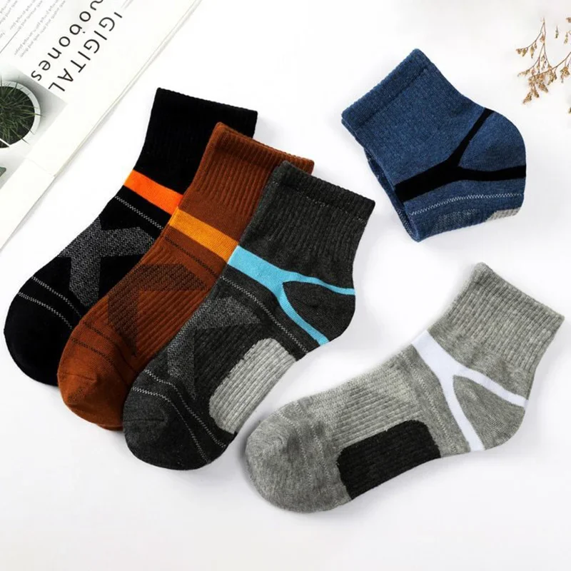 زوج واحد من الجوارب الرياضية للرجال متوسطة الطاقم ماصة للعرق، جوارب مريحة قابلة للتنفس لتدريب كرة السلة، والجري والأنشطة الخارجية