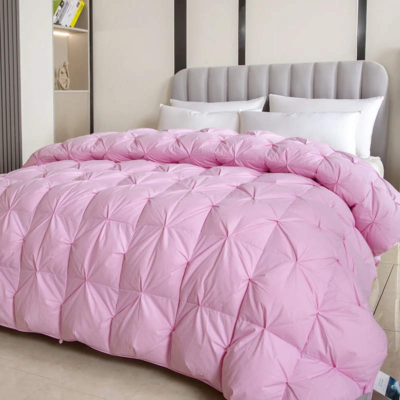 The quilted quilt core, filled with white goose down, provides a heavy warm effect and anti-allergic, suitable for winter