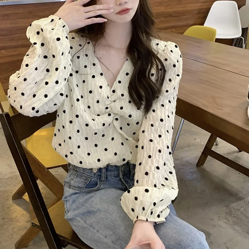Sweet Spring Design Polka Dot Long Sve V-Ne Bubble Sve ort irt Women's Retro Chic Top Korean Sle Commute Wind