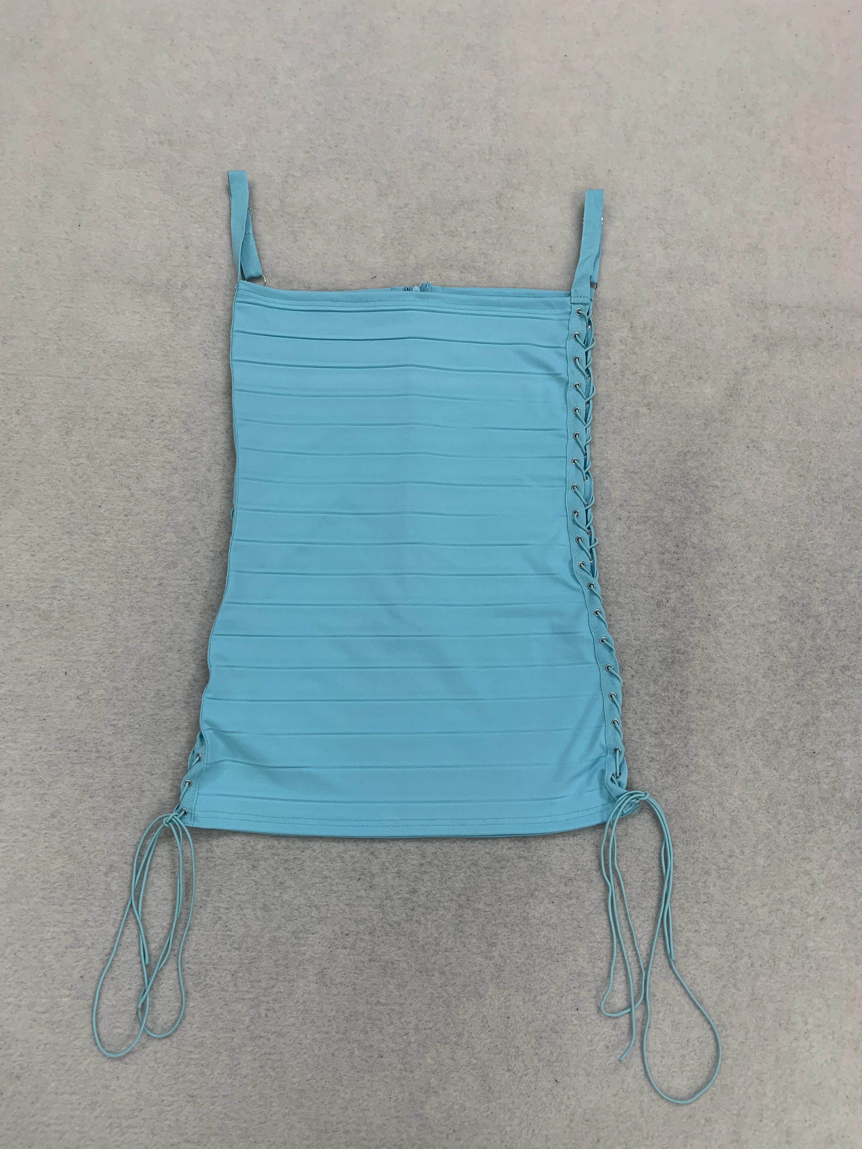 Modisches Socialite-Style Trägerkleid mit Bandage-Design, sexy durchbrochenem Seitenband und Hüftrock, Taillenbetonung, 2026 Ins – Detail 7