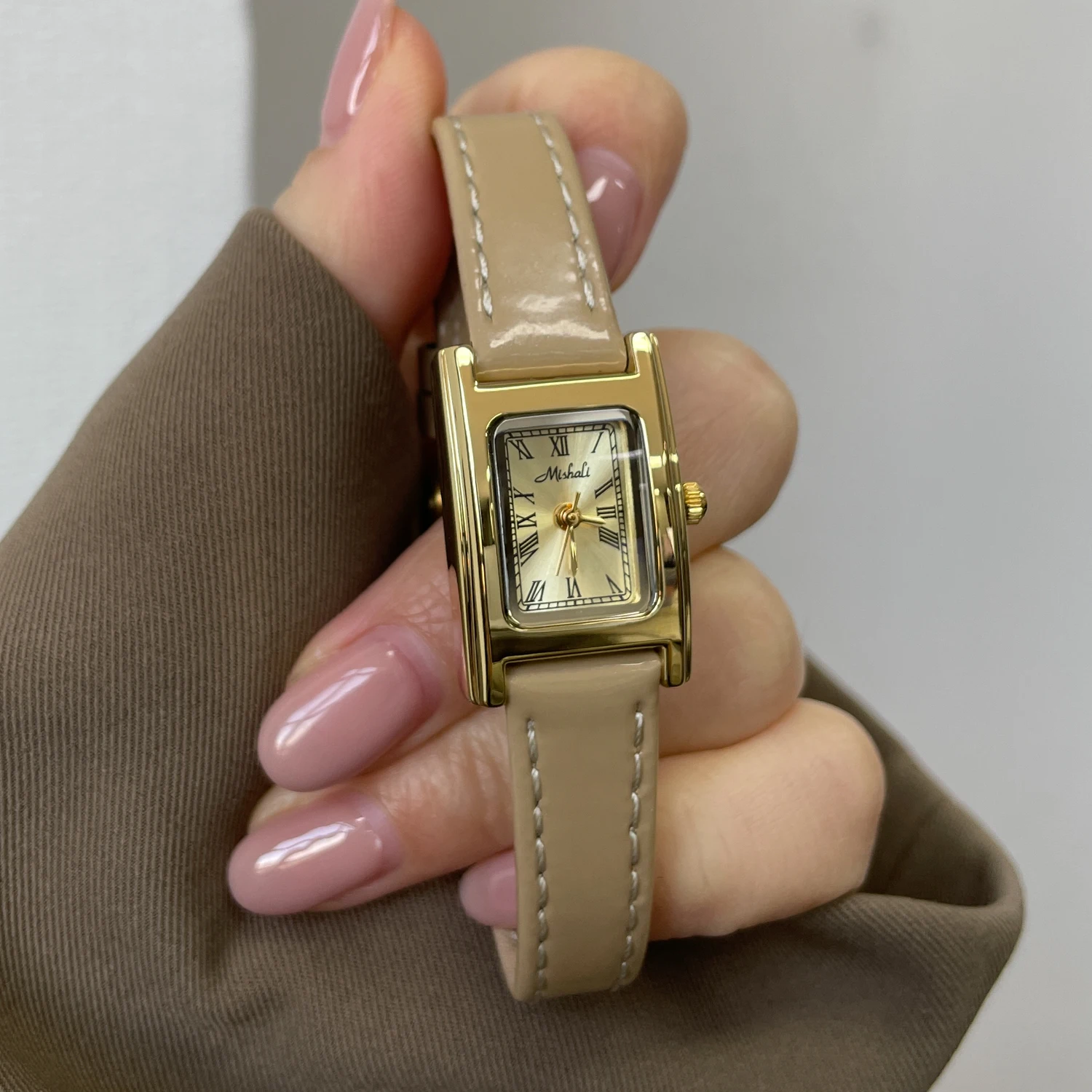 Retro square women's high-value workplace watch, 2026 new style, elegant and exquisite, quartz fashion watch, unique wristwatch.