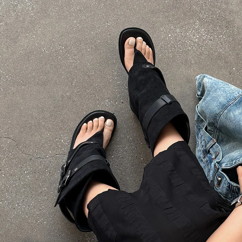 

Arden Furtado 2025 Summer Suede Pinch toe Large tubular boots Round toe Belt buckle pull-on Low heel Cool boots Short boots