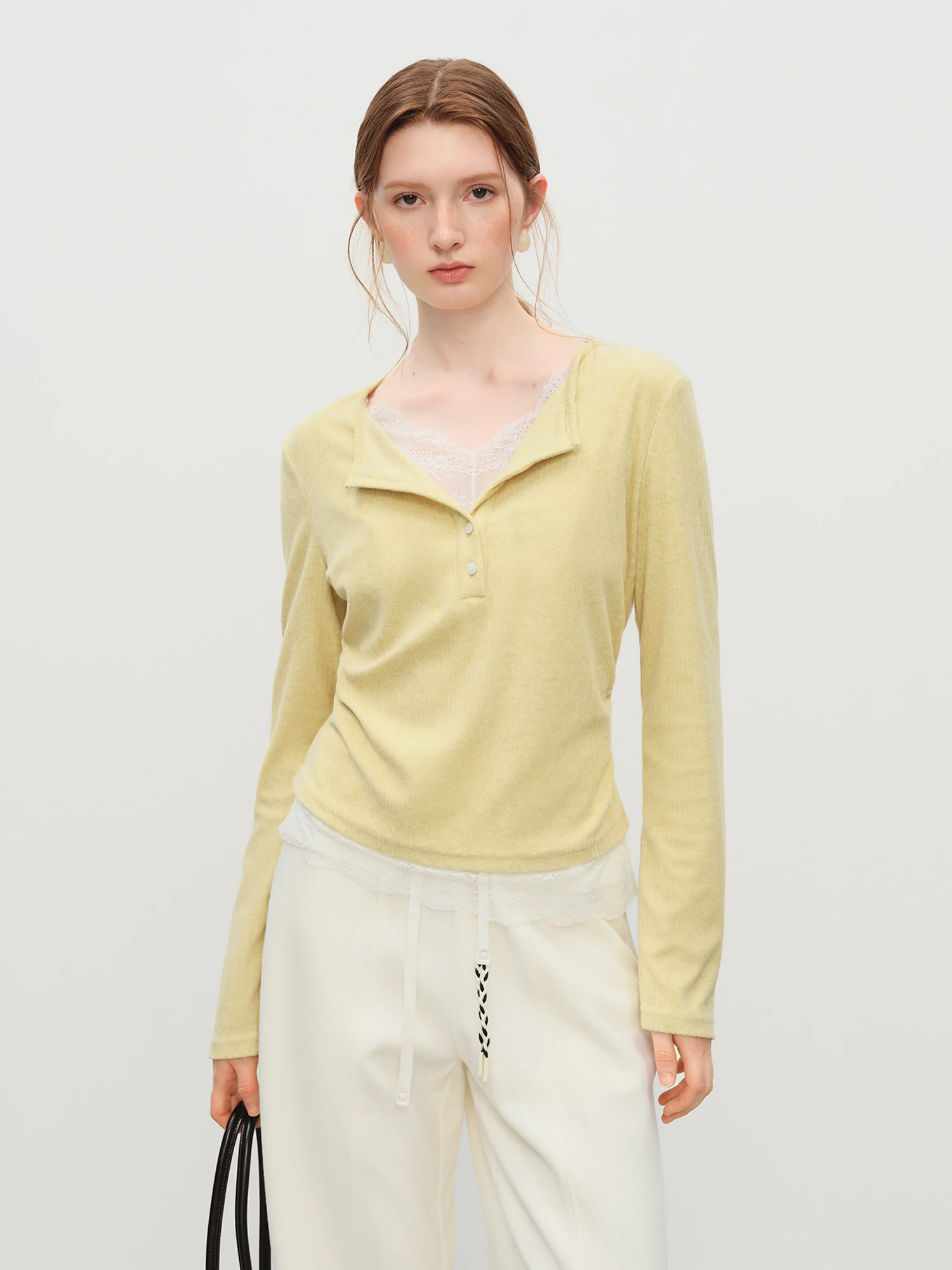 FSLE Outono Inverno 2025 Camiseta feminina de camada simulada com contorno – Top base de malha com acabamento em renda texturizada e silhueta emagrecedora