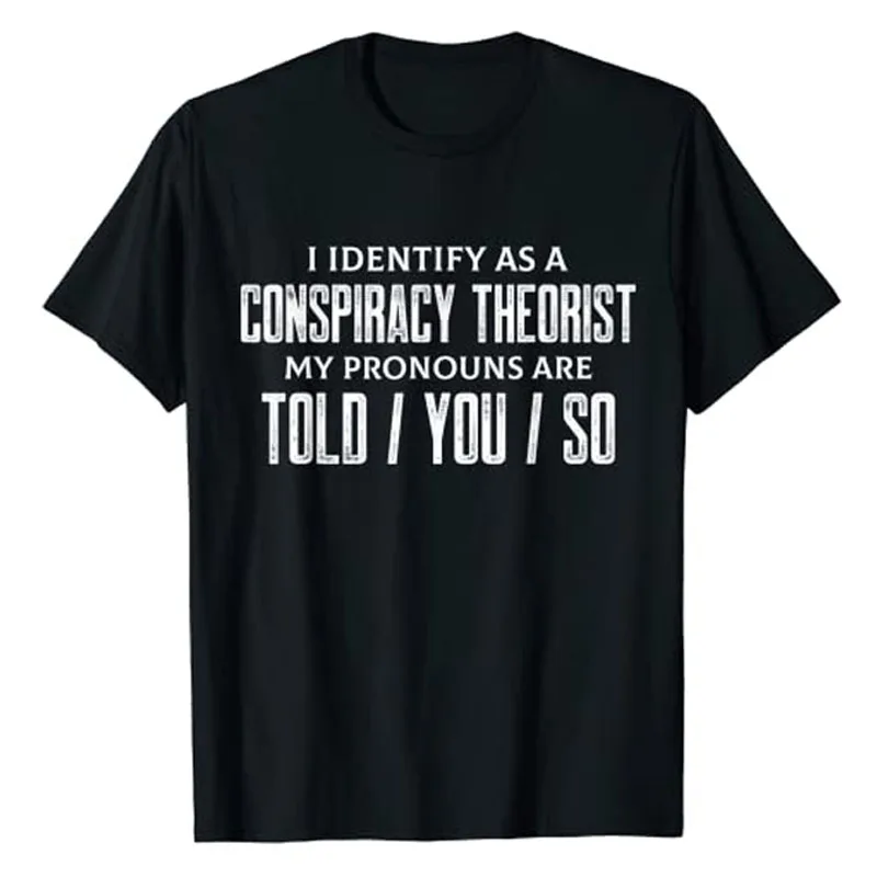 Ich identifiziere mich als Konspirations-Theoretiker. Die Pronomen „Sie sagen es Ihnen“ sind der Titel des T-Shirts „Sarcastic Sayings Quote Graphic Tee Top Letter Print Outfit“.