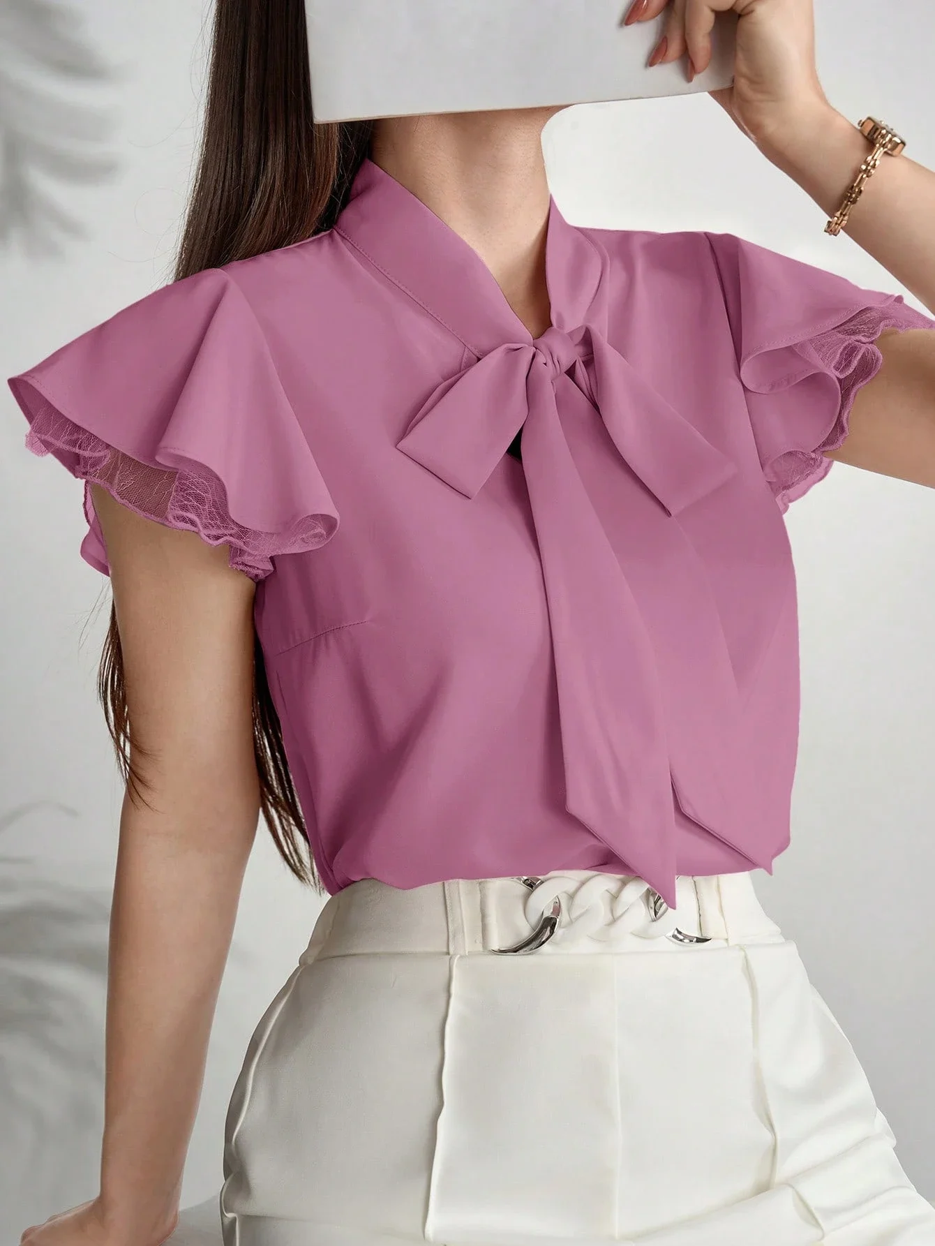 

Женская однотонная блузка с бантом на шее и рюшами на рукавах для лета