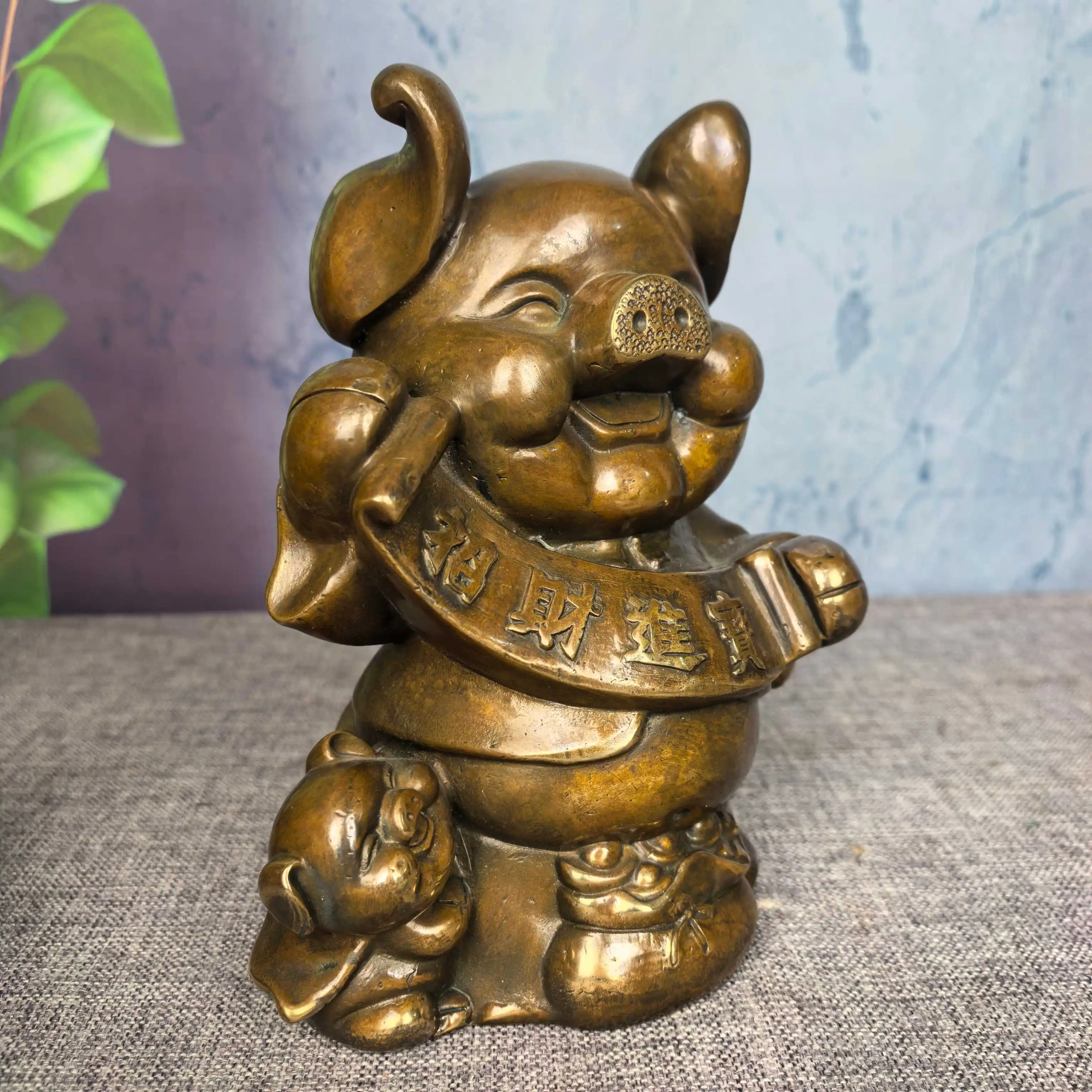 Old Brass Bring in wealth and treasures Fortune Pig statue Large and small pigs Yuanbao coins screen Study desktop Amass wealth